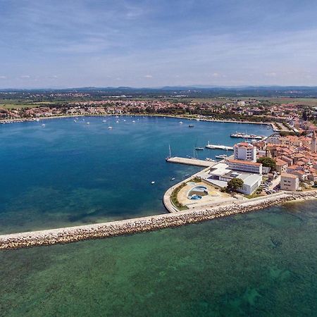 Lovely Apartment In Umag With Kitchen Екстериор снимка