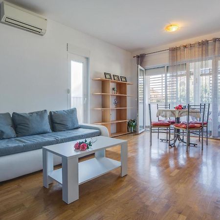 Lovely Apartment In Umag With Kitchen Екстериор снимка