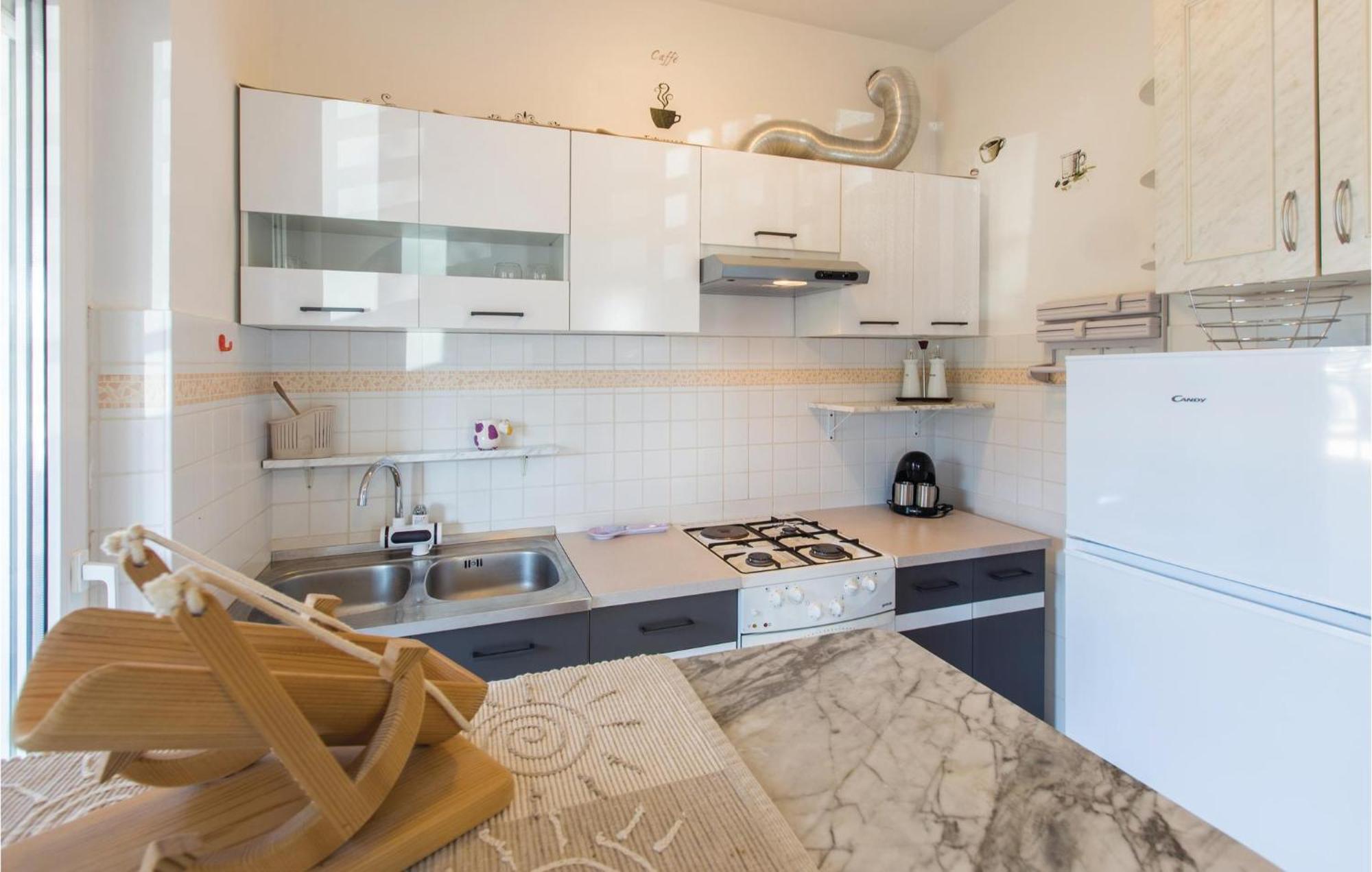 Lovely Apartment In Umag With Kitchen Екстериор снимка