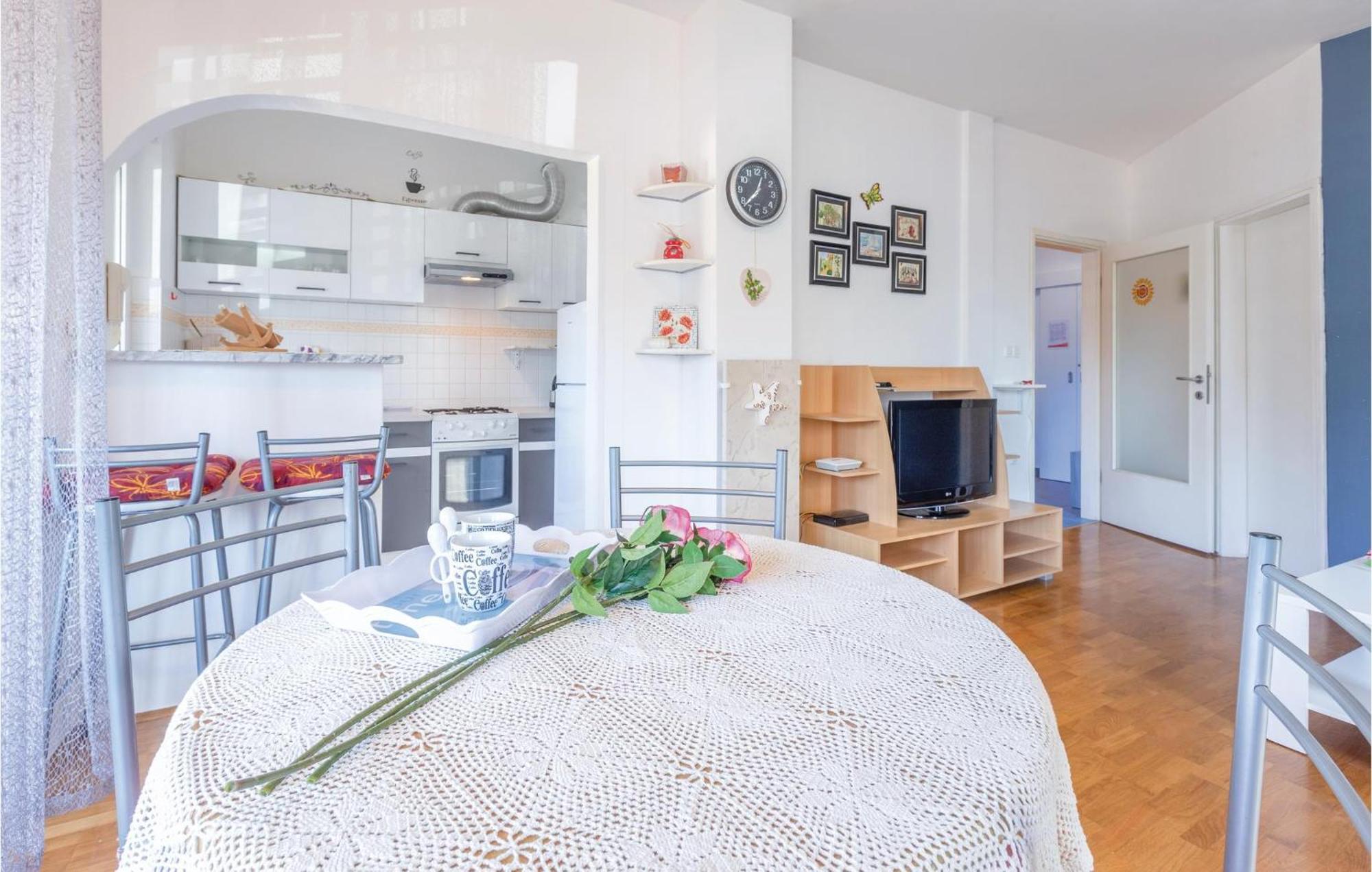 Lovely Apartment In Umag With Kitchen Екстериор снимка