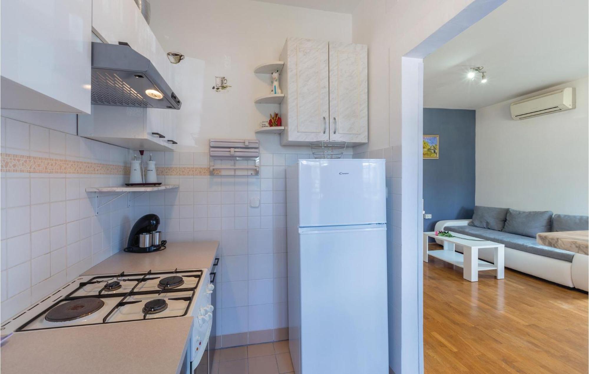 Lovely Apartment In Umag With Kitchen Екстериор снимка