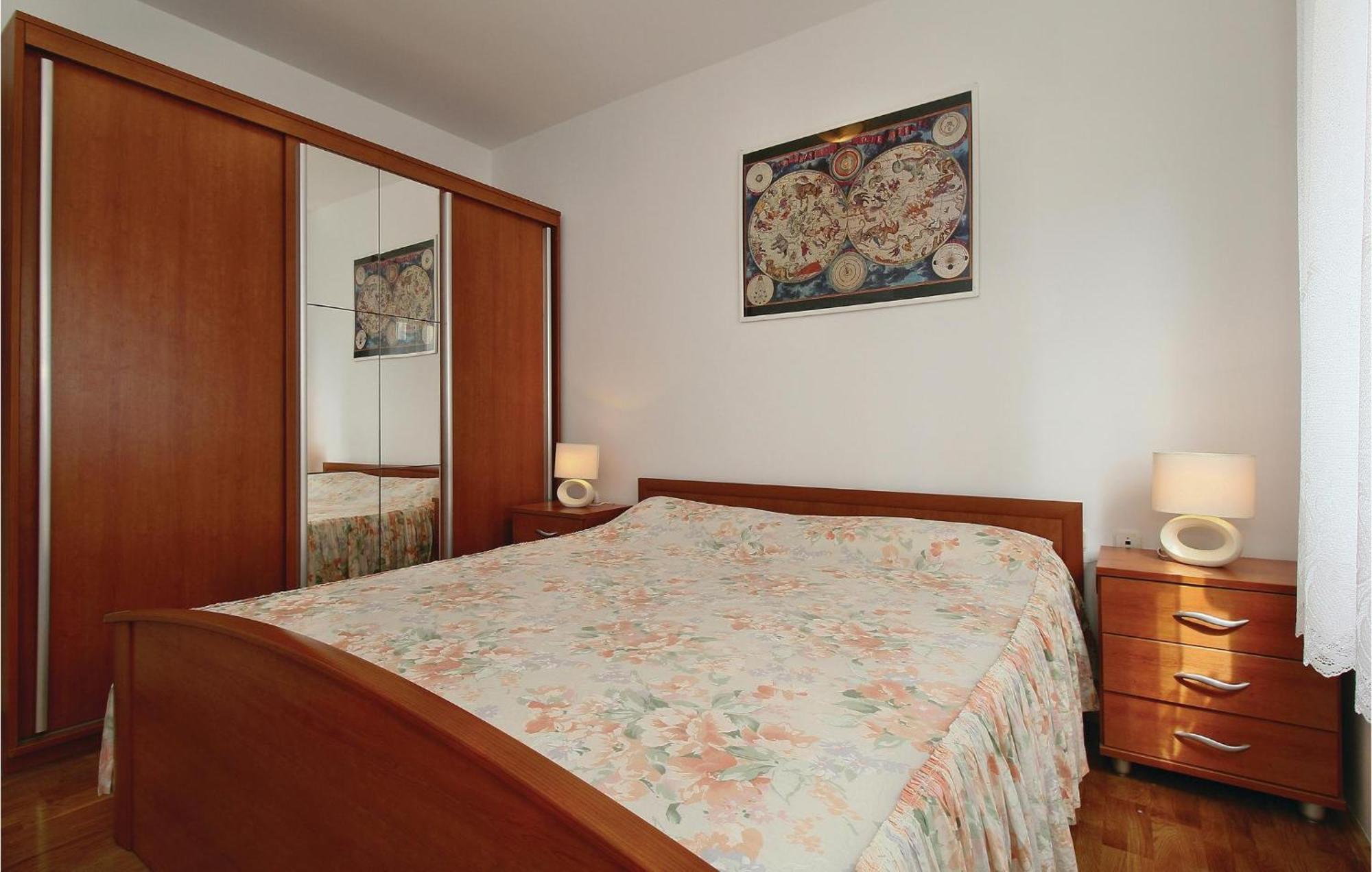 Lovely Apartment In Umag With Kitchen Екстериор снимка