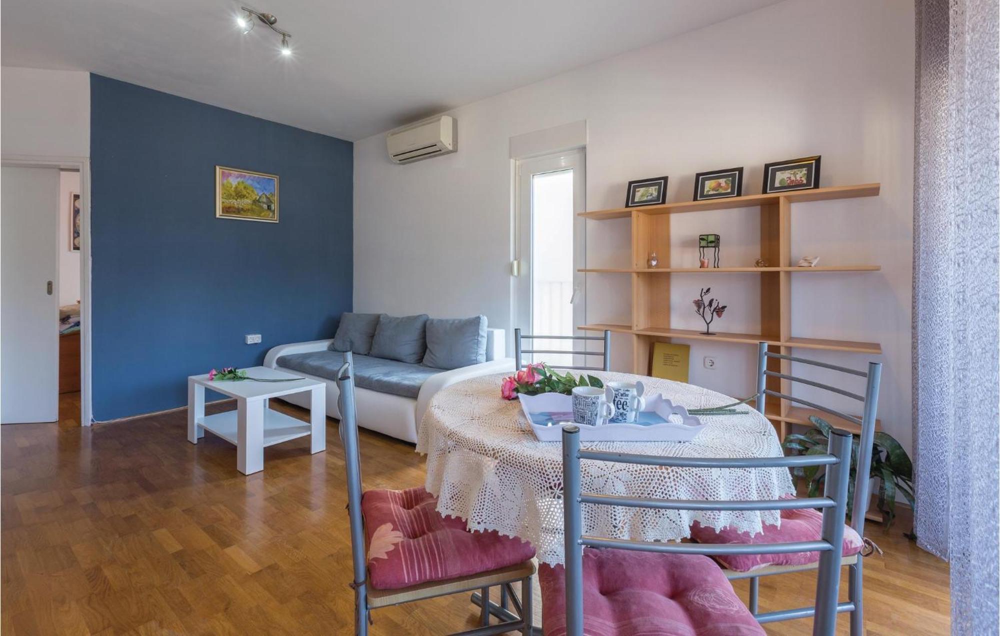 Lovely Apartment In Umag With Kitchen Екстериор снимка