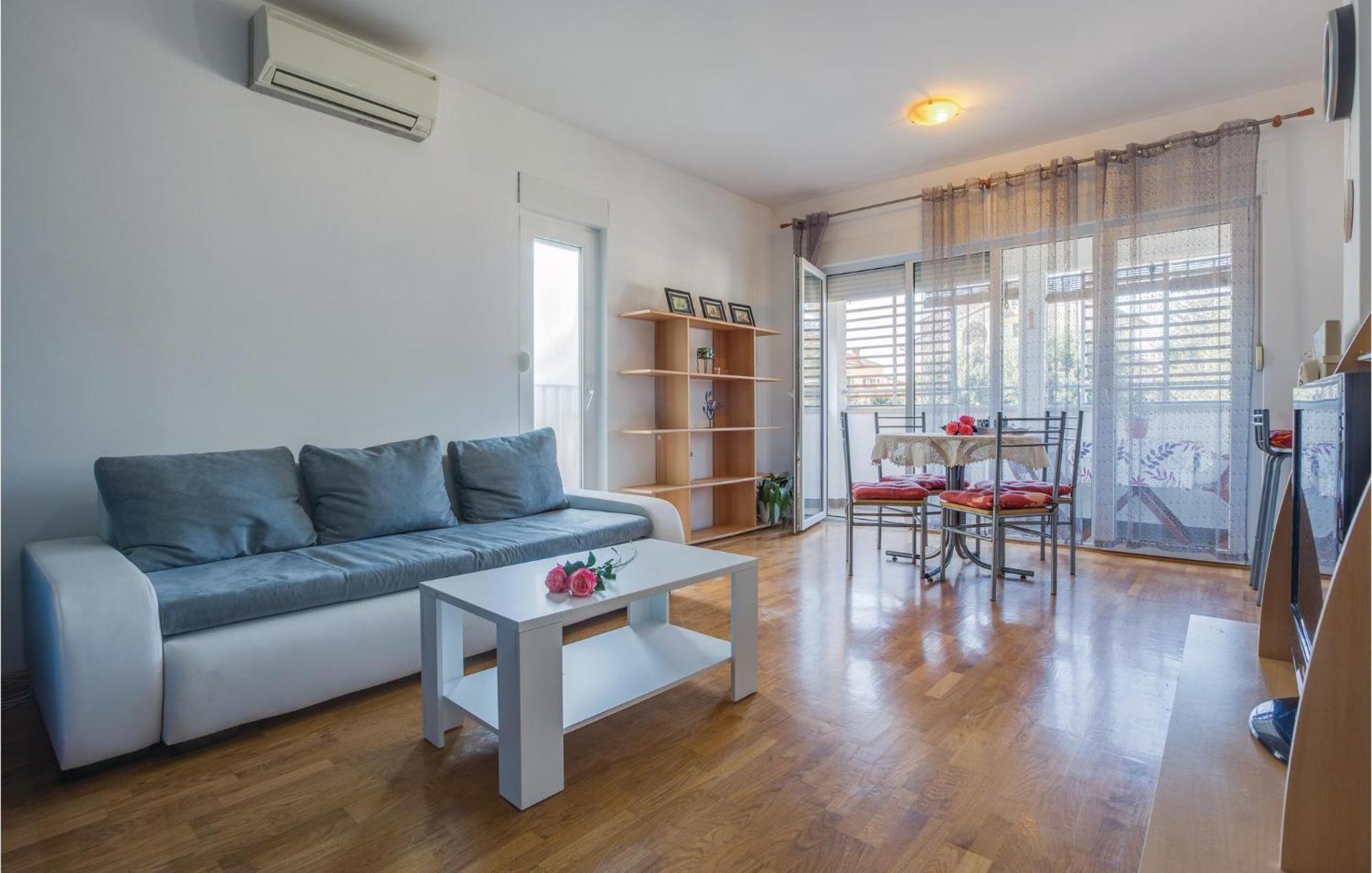 Lovely Apartment In Umag With Kitchen Екстериор снимка
