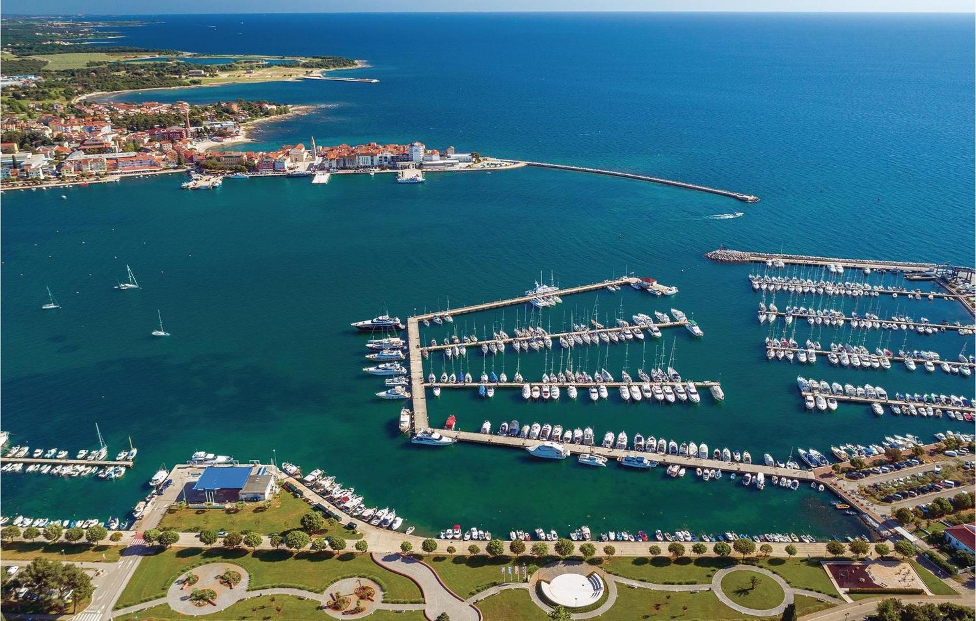 Lovely Apartment In Umag With Kitchen Екстериор снимка