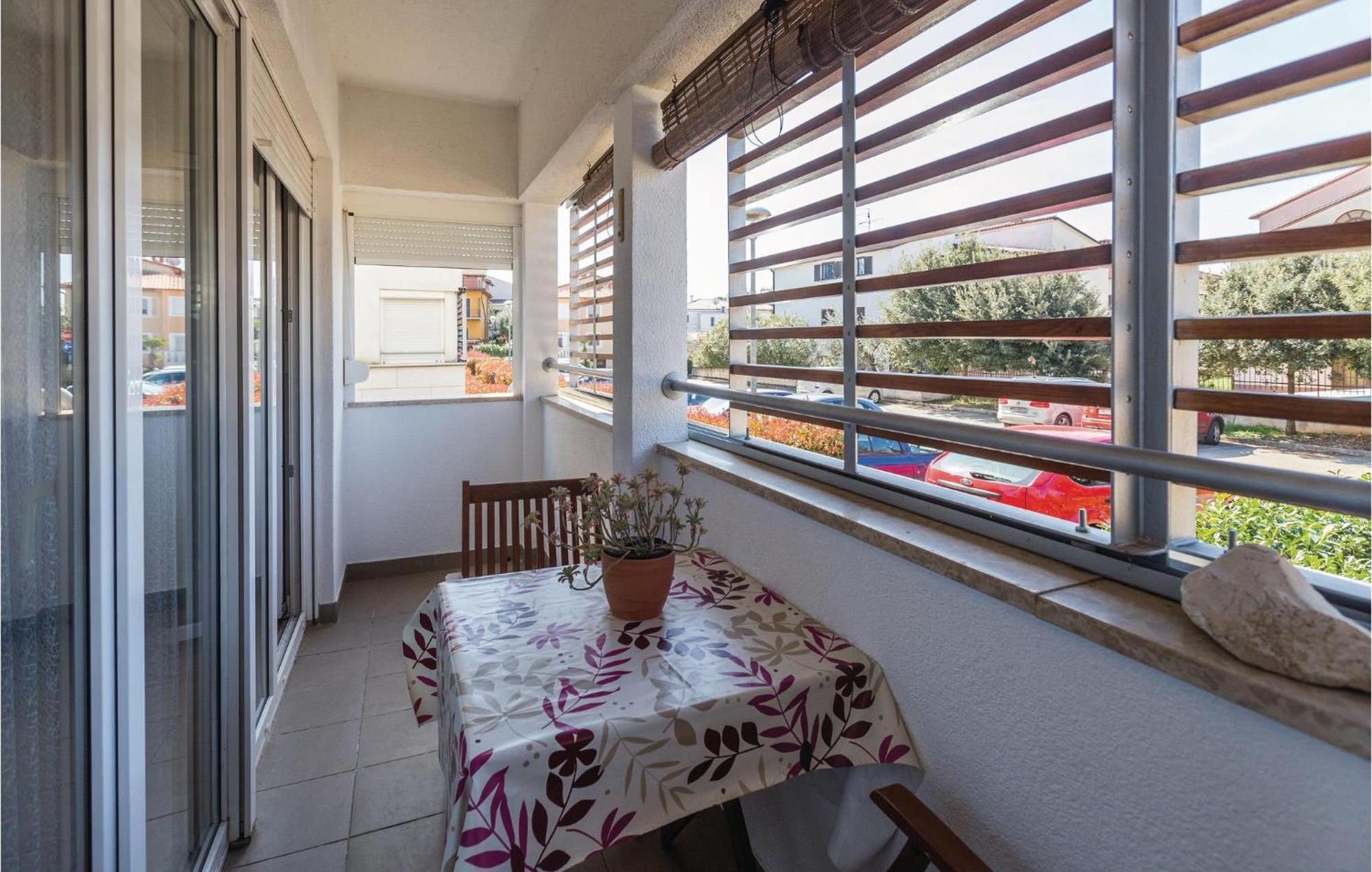 Lovely Apartment In Umag With Kitchen Екстериор снимка