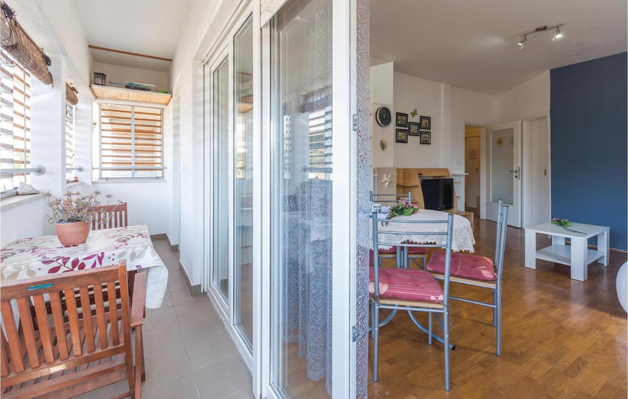 Lovely Apartment In Umag With Kitchen Екстериор снимка