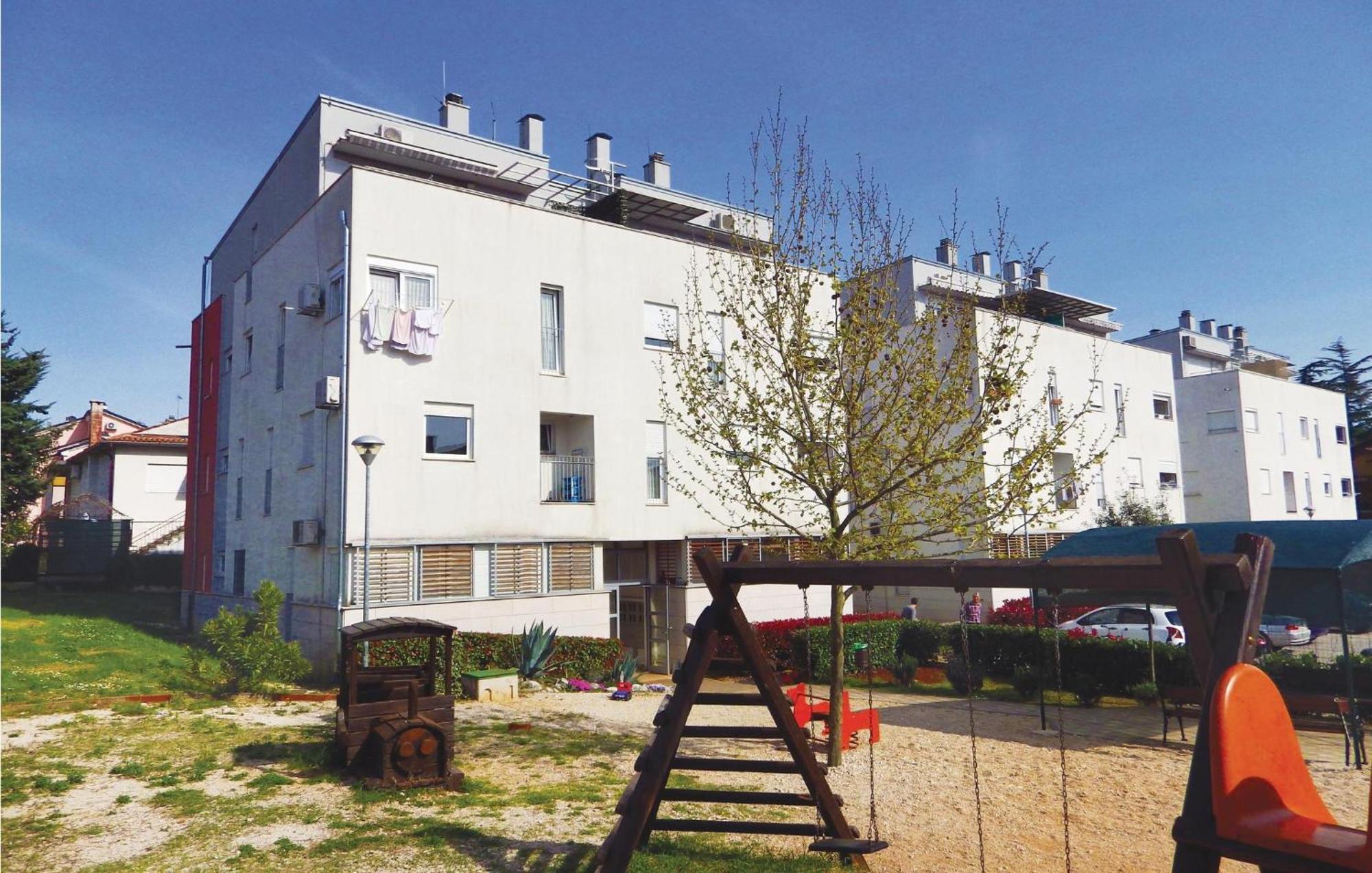 Lovely Apartment In Umag With Kitchen Екстериор снимка
