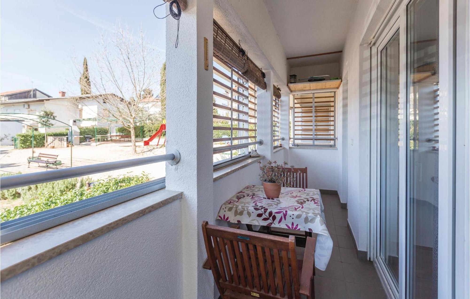 Lovely Apartment In Umag With Kitchen Екстериор снимка