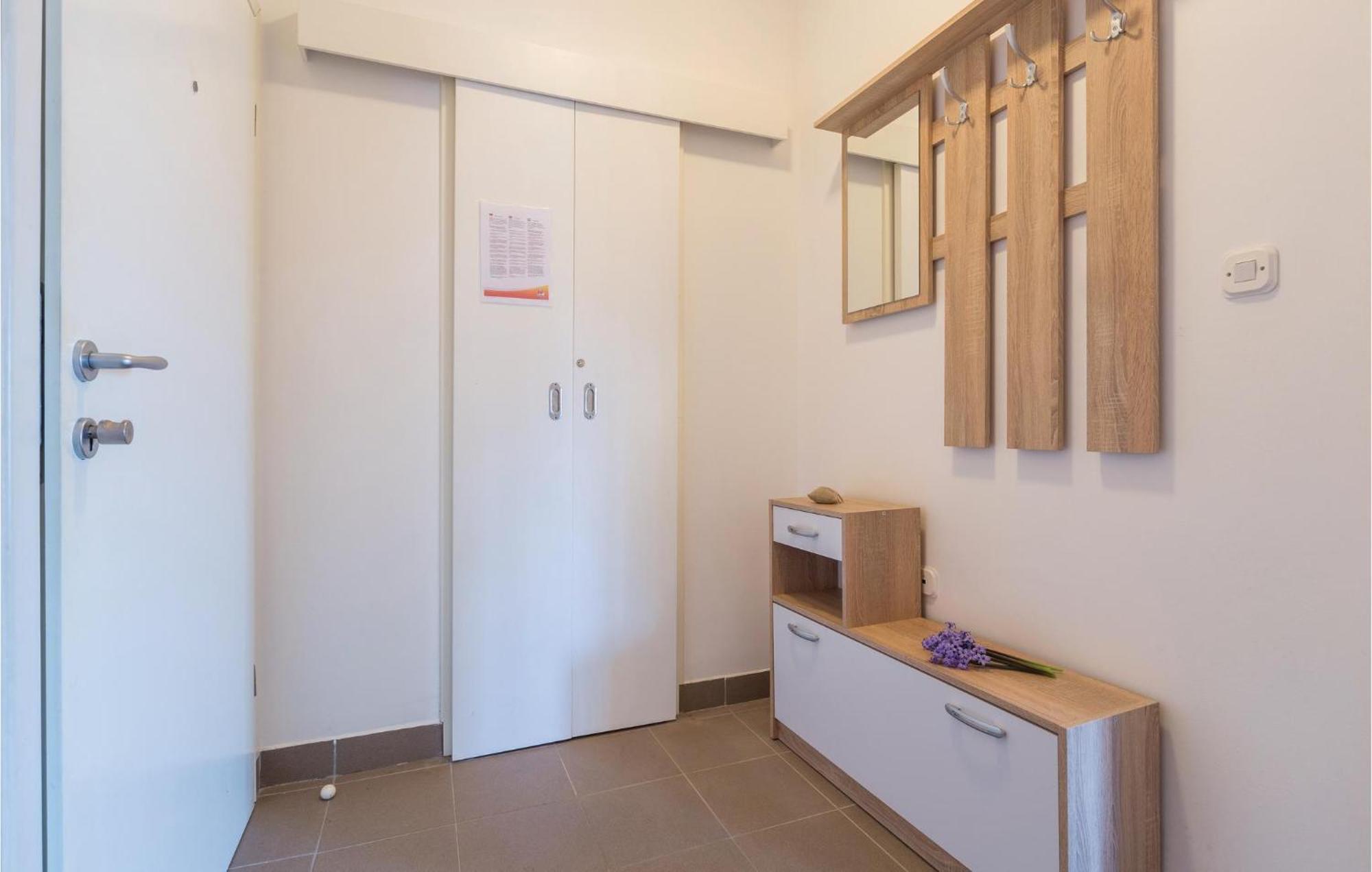 Lovely Apartment In Umag With Kitchen Екстериор снимка